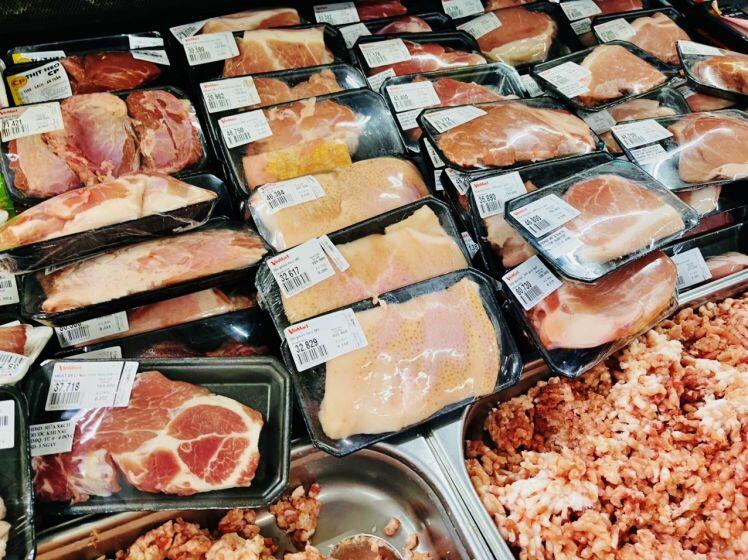 Giá thịt lợn giảm nhưng chậm so với đà ‘lao dốc’ của giá lợn hơi