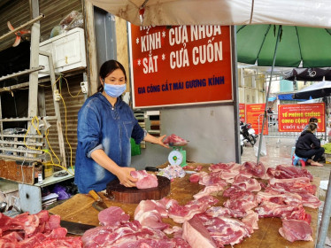 Giá thịt lợn giảm nhưng chậm so với đà ‘lao dốc’ của giá lợn hơi