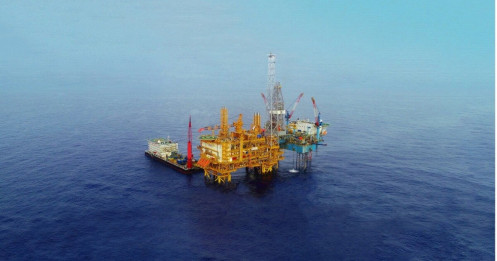 Giá dầu thế giới tăng cao, Việt Nam dự kiến giảm khai thác là chưa phù hợp