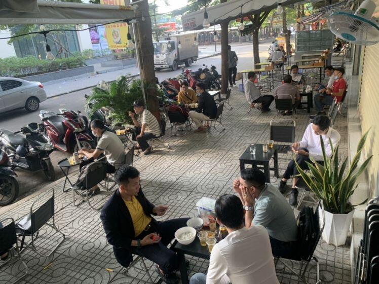 TP Hồ Chí Minh: Ngày đầu mở cửa bán hàng ăn tại chỗ, hàng quán đảm bảo phòng, chống dịch