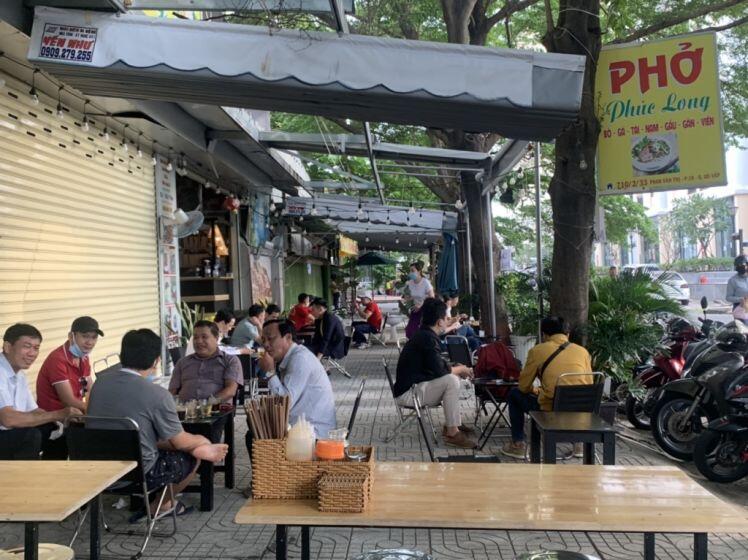 TP Hồ Chí Minh: Ngày đầu mở cửa bán hàng ăn tại chỗ, hàng quán đảm bảo phòng, chống dịch