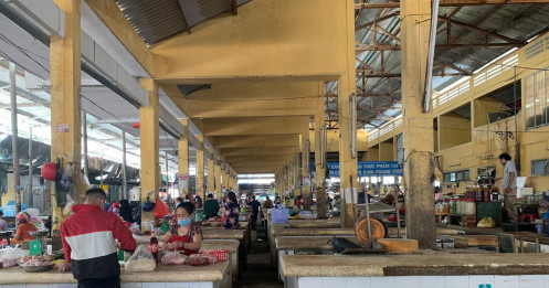 Sau dịch Covid-19: Các chợ truyền thống ế ẩm, vắng khách đến mua