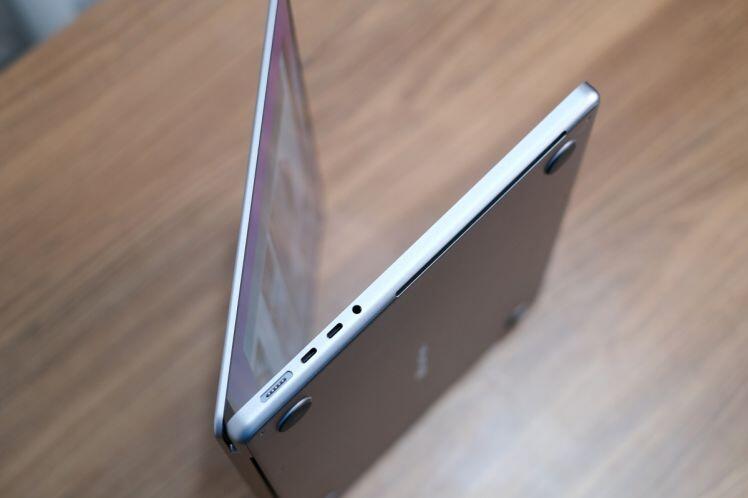 MacBook Pro "tai thỏ" về Việt Nam