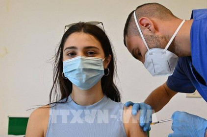 Italy xem xét việc bắt buộc tiêm vaccine phòng COVID-19
