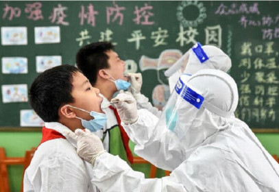 COVID-19 'tấn công' trường học, Trung Quốc căng mình chống đợt dịch mới