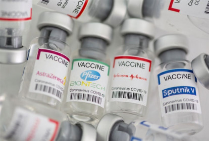Nhiều nước ồ ạt tiêm vaccine tăng cường, đối phó làn sóng nhiễm COVID-19 mới
