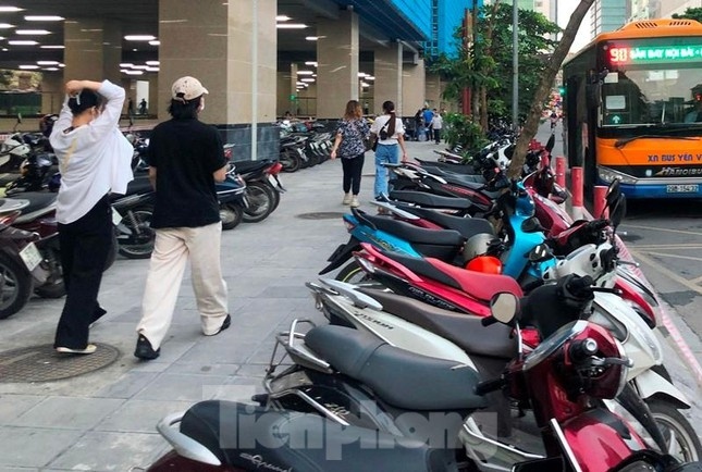 Nhiều bãi trông xe "lậu" bủa vây ga tàu Cát Linh