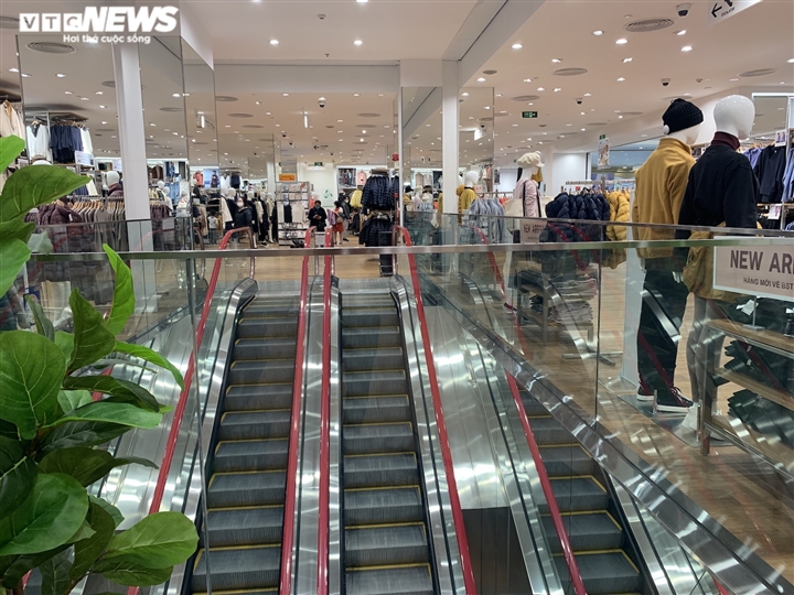 Khách 'ngại' mua sắm, cửa hàng thời trang, trung tâm thương mại Hà Nội vắng tanh