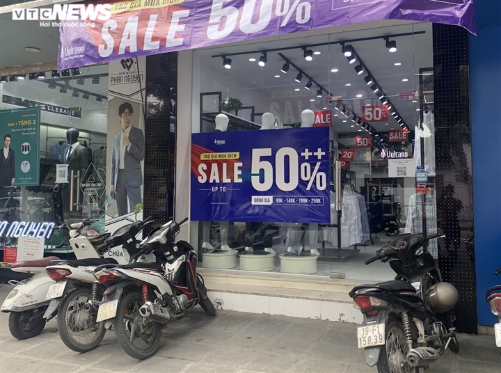 Khách 'ngại' mua sắm, cửa hàng thời trang, trung tâm thương mại Hà Nội vắng tanh
