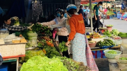 Thị trường TP Hồ Chí Minh: Rau xanh, thịt lợn vẫn ở mức giá cao