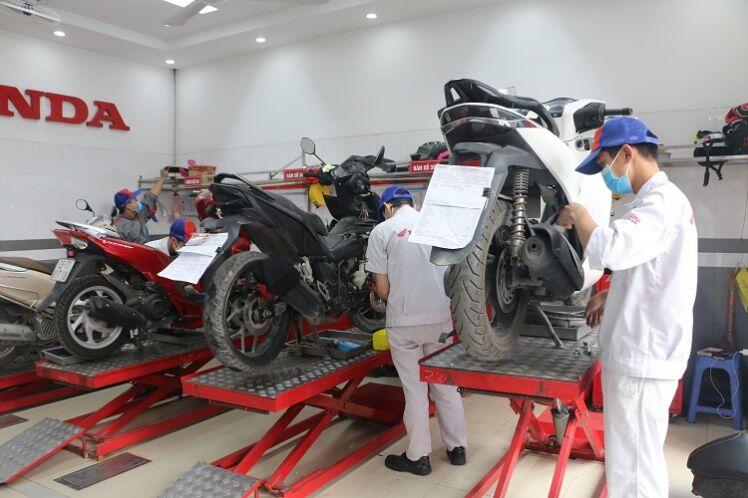 Người Hà Nội xếp hàng đợi đo kiểm khí thải, đổi xe máy cũ nhận 4 triệu đồng