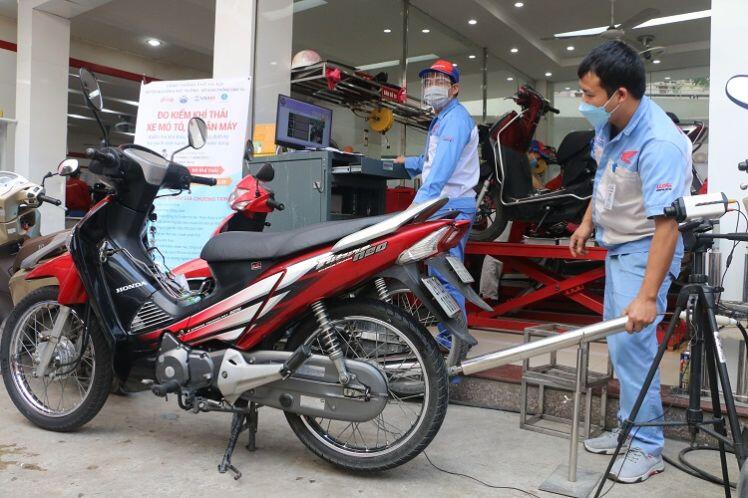 Người Hà Nội xếp hàng đợi đo kiểm khí thải, đổi xe máy cũ nhận 4 triệu đồng