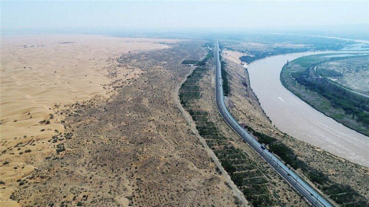‘Con đường Tơ lụa’ của Trung Quốc: Đường sắt bao quanh sa mạc duy nhất thế giới
