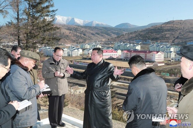 Ông Kim Jong-un tái xuất sau thời gian vắng bóng "bí ẩn"