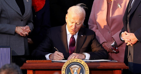 Ông Biden ký dự luật 1.200 tỉ USD