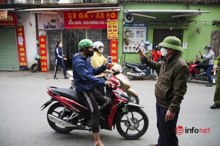 Phường 'đỏ' duy nhất ở Hà Nội lập chốt kiểm soát người ra vào