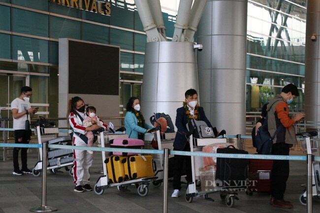 Đoàn khách quốc tế đầu tiên đến sân bay Đà Nẵng sau thời gian "đóng băng" vì Covid-19