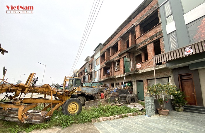 Cận cảnh khu nhà liền kề bị bỏ hoang trên đại lộ nghìn tỷ của thành phố Vinh
