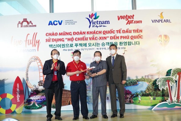 Phú Quốc đón đoàn khách hộ chiếu vắc xin đầu tiên