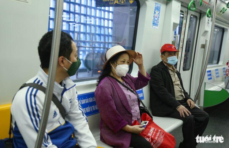 Ngày đầu metro Cát Linh - Hà Đông bán vé: Dân nói 'thuận tiện', 'giá rẻ'