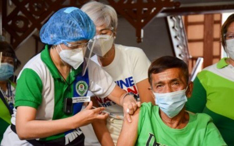 Philippines tiêm mũi vaccine Covid-19 tăng cường cho người có nguy cơ cao