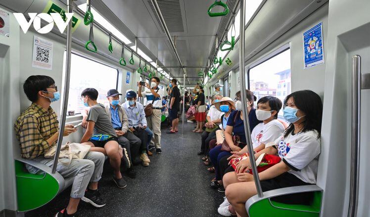 Hơn 25.000 lượt khách mua vé đi tàu điện Cát Linh - Hà Đông trong ngày đầu mở bán