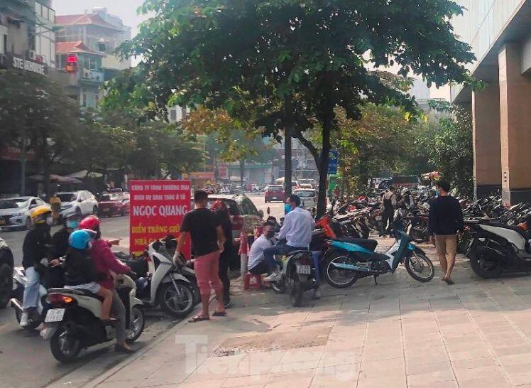 Bãi xe phục vụ khách đi tàu Cát Linh - Hà Đông 'chặt chém' giá