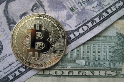 Bà Hillary Clinton cảnh báo "Bitcoin đe dọa đồng USD"