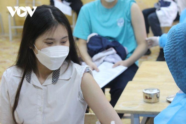 Số ca cộng đồng tiếp tục tăng, ngày 27/11, Hà Nội tiêm vaccine COVID-19 cho trẻ lớp 9