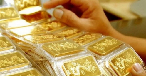 Vượt đỉnh 62 triệu đồng/lượng, vàng đối diện nguy cơ mới