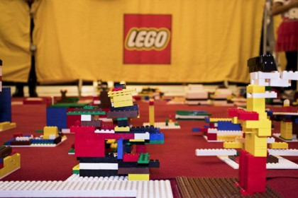 Lego "ăn nên làm ra" trong đại dịch