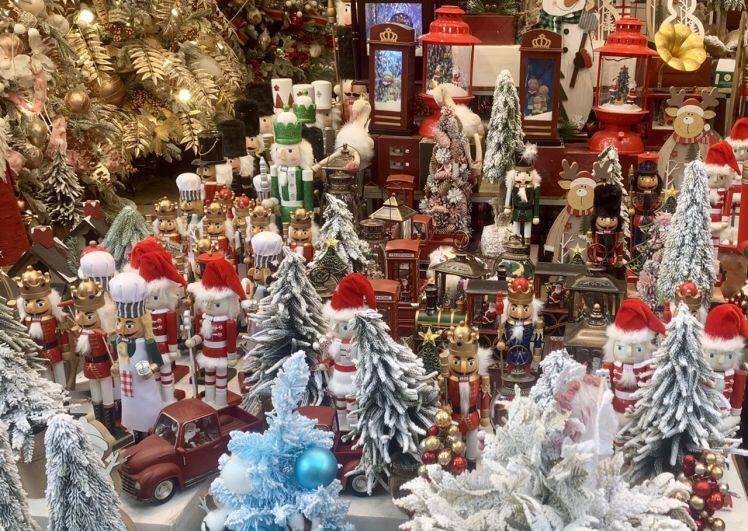 Hà Nội: Phố Hàng Mã sặc sỡ đồ trang trí Giáng sinh... sức mua giảm đáng kể