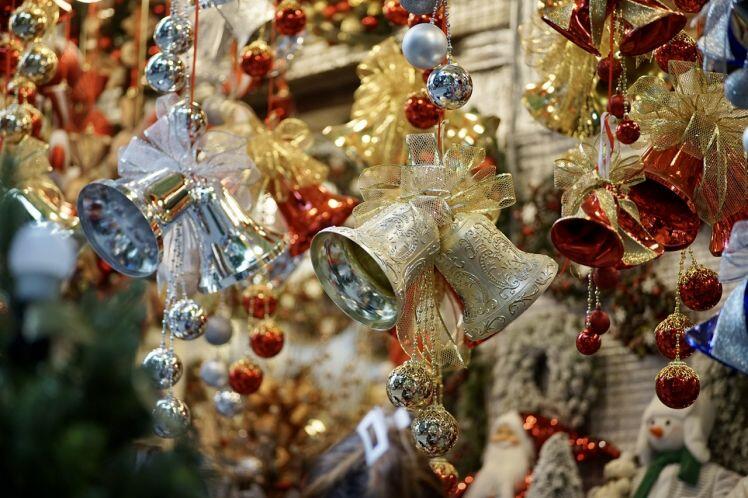 Hà Nội: Phố Hàng Mã sặc sỡ đồ trang trí Giáng sinh... sức mua giảm đáng kể