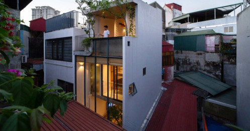 Ngôi nhà 24 m2 trong hẻm nhỏ Hà Nội vẫn thoáng gió và đầy cây xanh