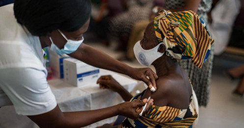 Vì sao 40% liều vaccine Covid-19 đến châu Phi vẫn chưa được sử dụng?