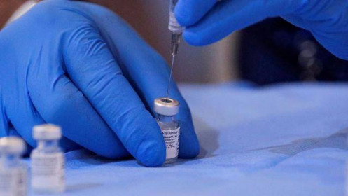 CEO Pfizer: Có thể phải tiêm mũi vaccine thứ tư sớm hơn để chống biến chủng Omicron