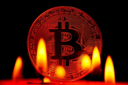Giá Bitcoin hôm nay 10/12: Bitcoin giảm sâu, thị trường rực cháy