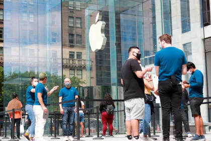 Apple lùi ngày mở cửa, hỗ trợ mỗi nhân viên 1.000 USD