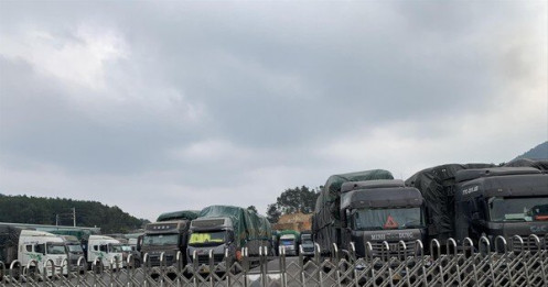 Hàng nghìn xe tải ách tắc ở cửa khẩu Chi Ma: Tiến thoái lưỡng nan