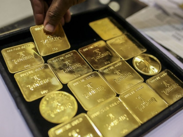 Giá vàng hôm nay 17/12: Vàng bật tăng, USD suy yếu