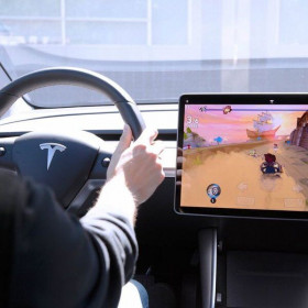 Giới chức Mỹ điều tra Tesla do tính năng chơi game trong xe