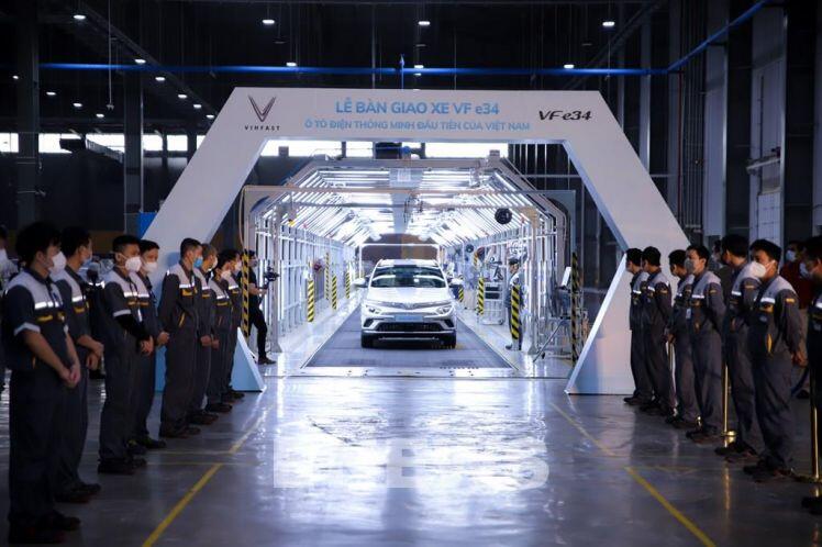 VinFast xuất xưởng và bàn giao lô xe ô tô điện VF e34 đầu tiên cho khách hàng