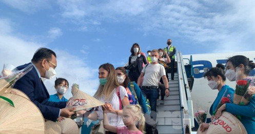 Hơn 300 du khách Nga đầu tiên có 'hộ chiếu vắc xin' đến Nha Trang - Khánh Hoà