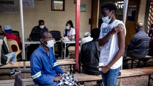 Nam Phi dỡ bỏ giới nghiêm sau khi vượt qua đợt sóng Omicron