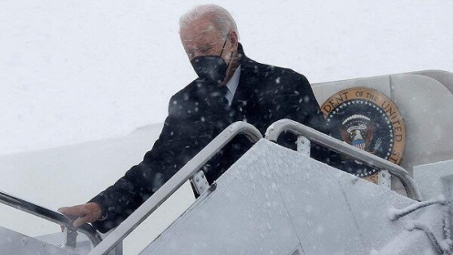 Ông Biden gần như bị gió ‘thổi bay’ vì bão tuyết mạnh bất thường