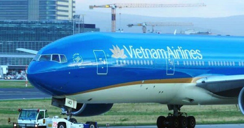 Chuyến bay thường lệ đầu tiên của Vietnam Airlines từ Nhật Bản về Hà Nội bị doạ bắn, phải quay đầu