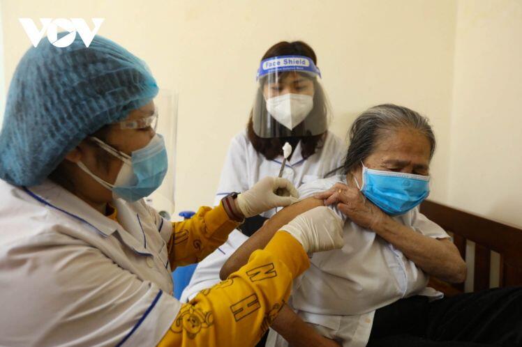 Các ca F0 tăng cao, Hà Nội triển khai đến tận nhà tiêm vaccine cho người dân