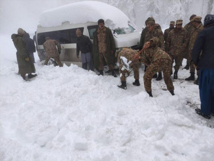 21 người chết rét trong ô tô ở Pakistan do tắc đường giữa mưa tuyết
