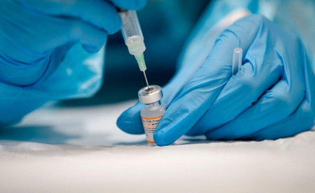 Pfizer bắt đầu sản xuất liều vắc xin phòng biến thể Omicron