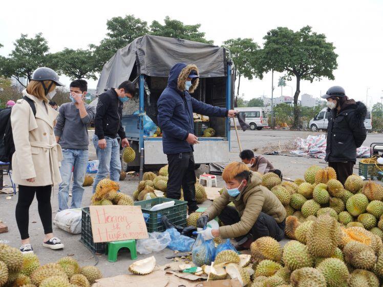 Nông sản giá rẻ như cho trên vỉa hè Hà Nội